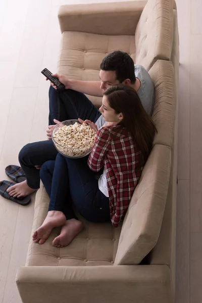 Jovem casal bonito desfrutando de tempo livre — Fotografia de Stock