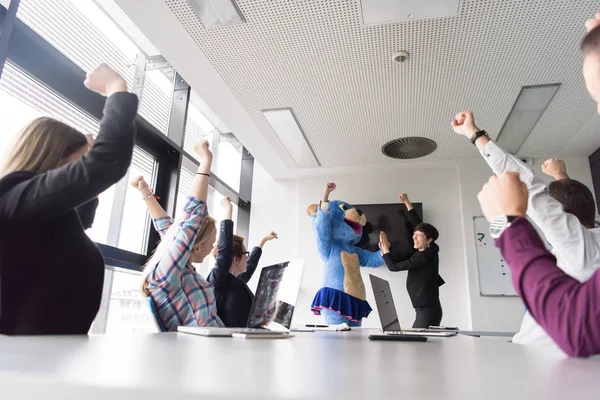 Jefe vestido como oso divertirse con gente de negocios — Foto de Stock