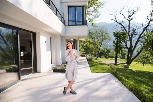 Frau im Bademantel genießt Morgenkaffee — Stockfoto