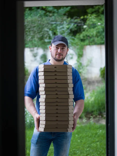 Homem entregador de pizza — Fotografia de Stock