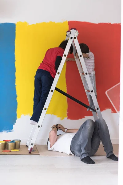 Jungen malen Wand — Stockfoto