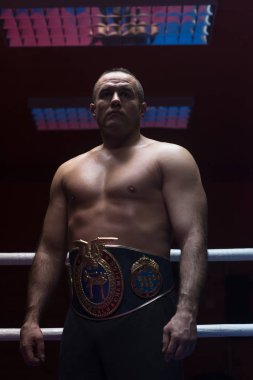onun Şampiyonluk kemeri ile kick boks