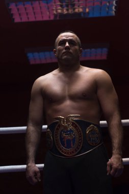 onun Şampiyonluk kemeri ile kick boks