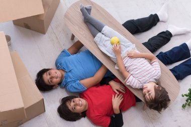 çocuklar çevrelerindeki karton kutular ile görünümü top