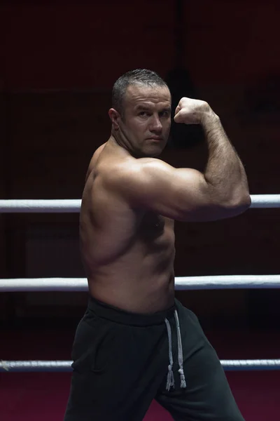 Profesionální kickboxer v tréninkovém kroužku — Stock fotografie