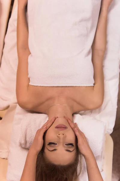 Femme recevant un massage de la tête — Photo