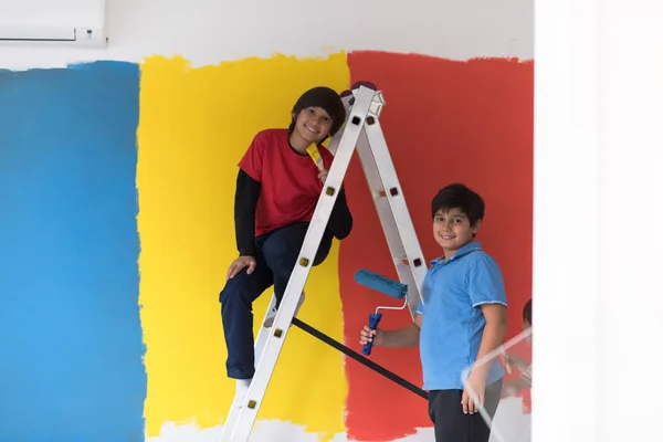 Jongens muur schilderen — Stockfoto