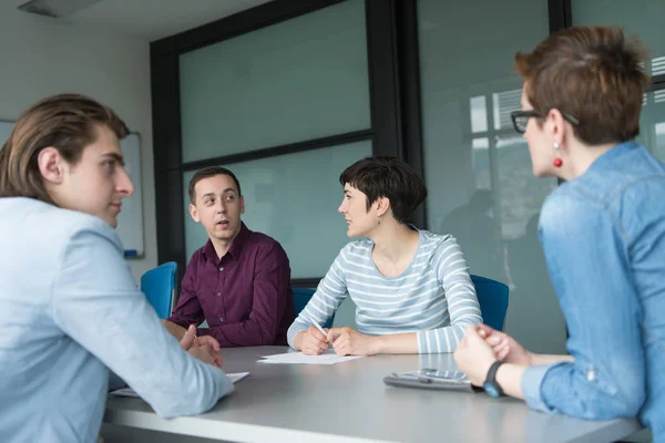 Gruppo Imprenditori Che Discutono Business Plan Ufficio — Foto Stock