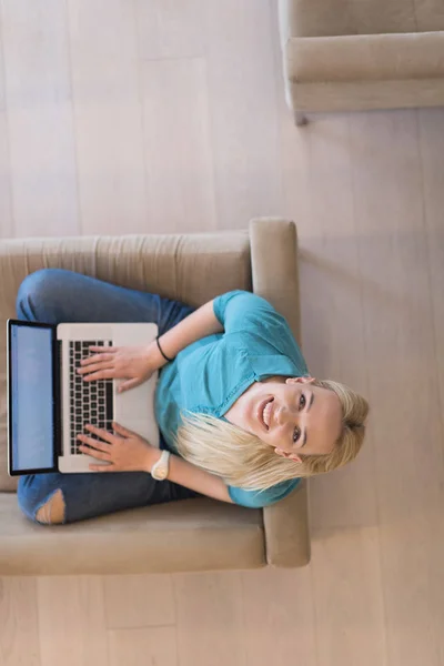 Jonge vrouw met behulp van laptop aan huis bovenaanzicht — Stockfoto