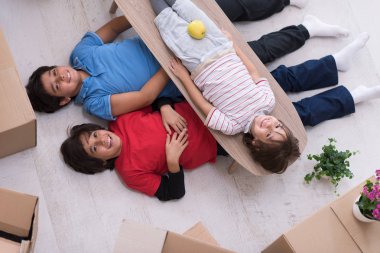 çocuklar çevrelerindeki karton kutular ile görünümü top