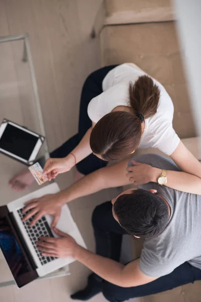 Glückliches junges Paar kauft online ein — Stockfoto