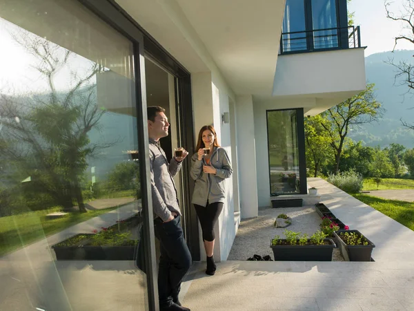 Pareja disfrutando en la puerta de su villa de lujo —  Fotos de Stock