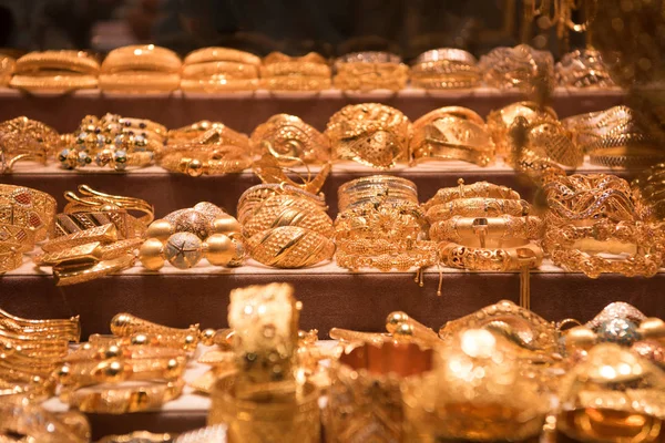 Золоті прикраси у вітрині магазину — стокове фото