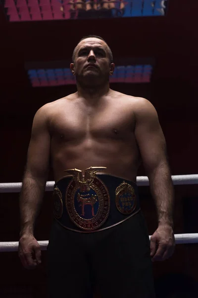 Kickboxer met zijn kampioenschap riem — Stockfoto