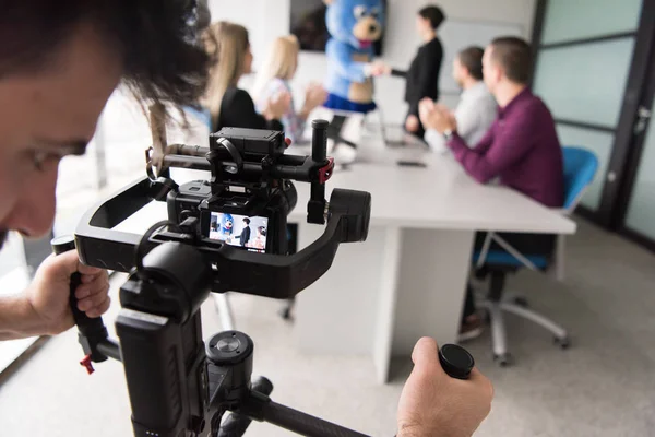 Als Teddybär Verkleideter Chef Amüsiert Sich Modernen Büro Mit Geschäftsleuten — Stockfoto