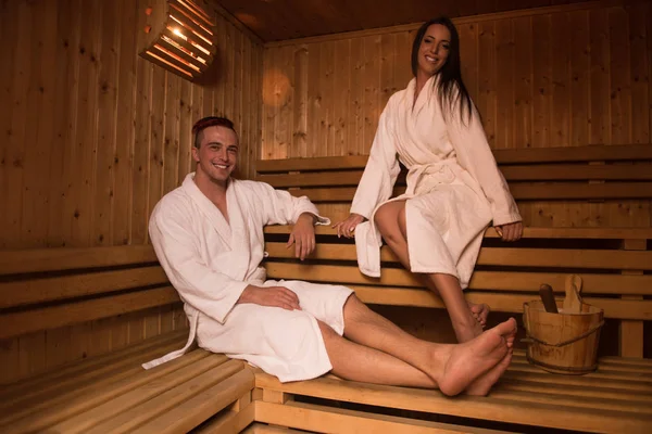 Couple relaxant dans le sauna — Photo