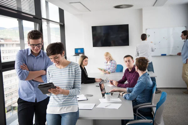 Zwei Geschäftsleute arbeiten im Büro mit Tablet — Stockfoto