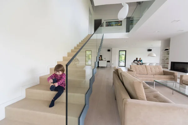 Familie mit kleinem Mädchen genießt im modernen Wohnzimmer — Stockfoto