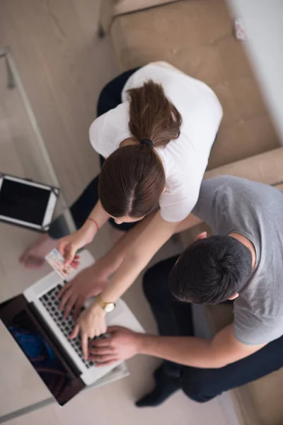 Feliz pareja joven comprar en línea — Foto de Stock