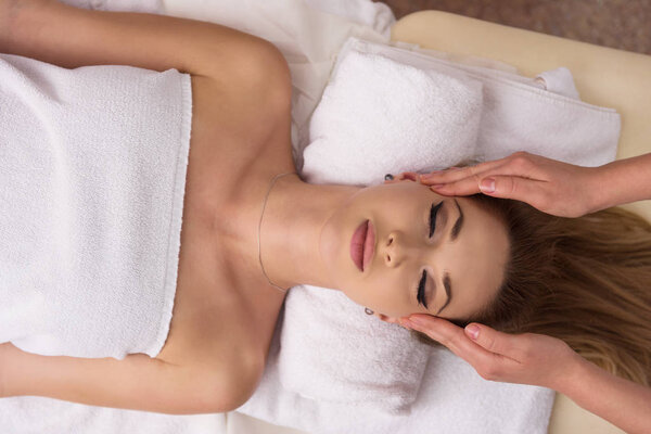 Женщина, получающая массаж головы
