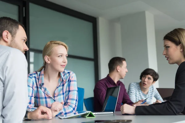 Groep Van Zakenmensen Bespreken Businessplan Het Kantoor — Stockfoto