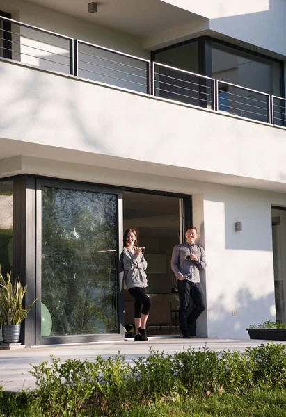 Koppel genieten op de deur van hun luxe huis villa — Stockfoto