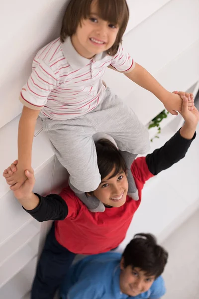 Junge posieren huckepack nach oben Ansicht — Stockfoto