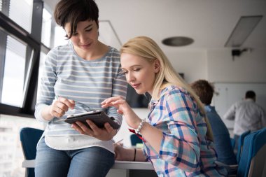 Güzel iş kadınları tablet kullanma 