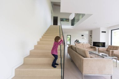küçük kız ailesiyle modern oturma odasında sahiptir