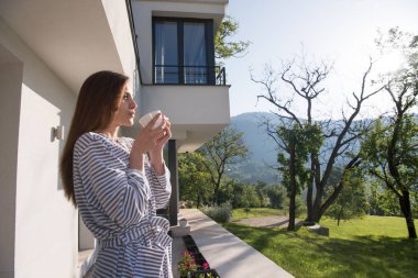 sabah kahve zevk Bornozlu kadın