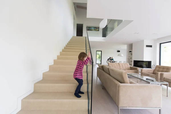 Familia con niña disfruta en la moderna sala de estar — Foto de Stock