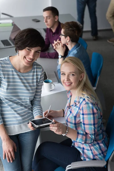 Geschäftsfrauen Nutzen Digitales Tablet Büro — Stockfoto