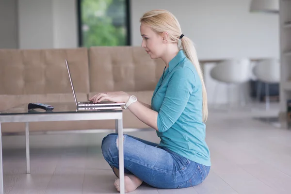 Young woman using laptop computer on the floor — Stock Photo, Image