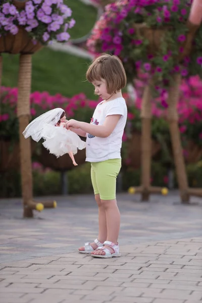 Bambina con una bambola — Foto Stock