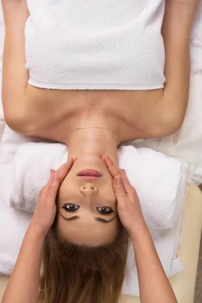 Mujer recibiendo un masaje en la cabeza — Foto de Stock