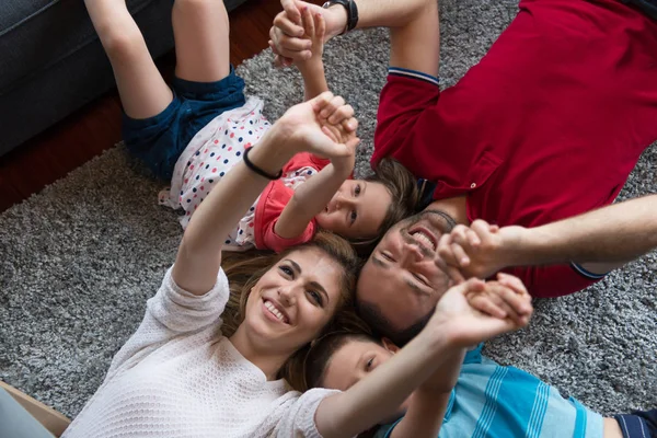 Mutlu bir aile yerde yatarken — Stok fotoğraf