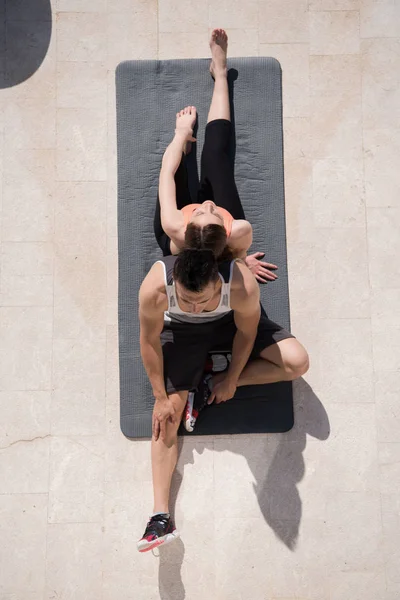 Жінка з особистим тренером робить ранкову йогу — стокове фото