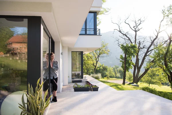 Woman in front of her luxury home villa — Stock Photo, Image