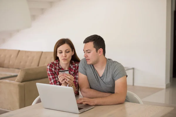 Щаслива молода пара купує онлайн — стокове фото