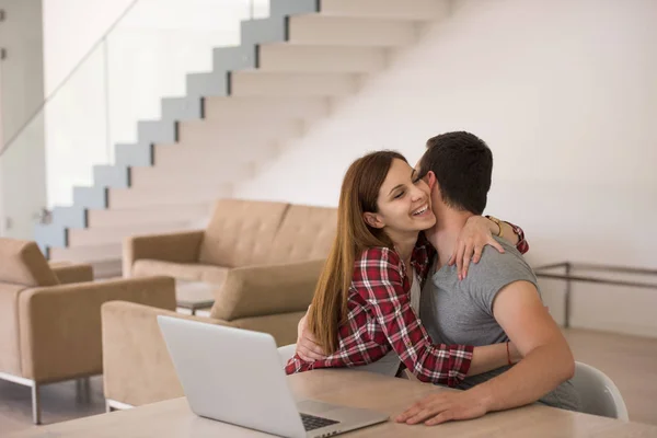 Glückliches junges Paar kauft online ein — Stockfoto