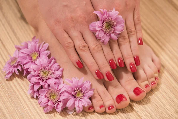 Piedi e mani femminili al salone spa — Foto Stock