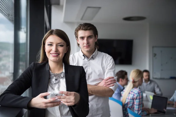 Kvinnlig Chef Med Mobiltelefon Kontorsinteriör — Stockfoto