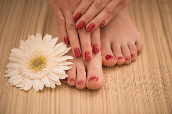 Piedi e mani femminili al salone spa — Foto Stock