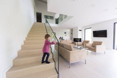 küçük kız ailesiyle modern oturma odasında sahiptir