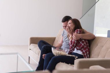 Genç ve yakışıklı çift boş zamanın tadını çıkarıyor.