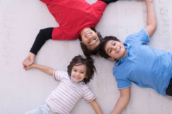 Glückliche Junge Jungen Die Spaß Auf Dem Boden Einem Neuen — Stockfoto