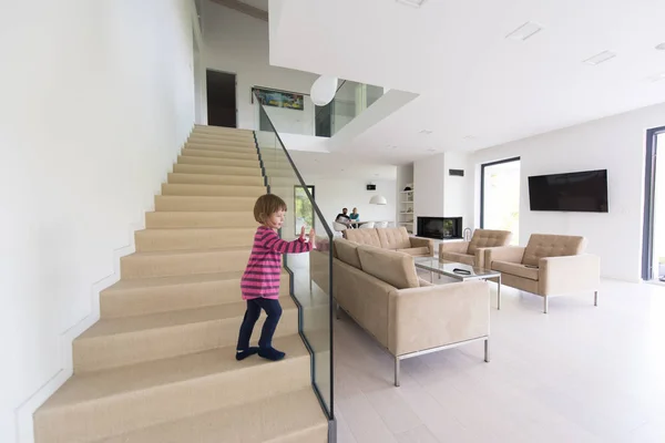 Rodina s malou holčičku má v moderním obývacím pokoji — Stock fotografie