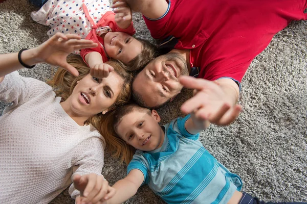 Mutlu bir aile yerde yatarken — Stok fotoğraf