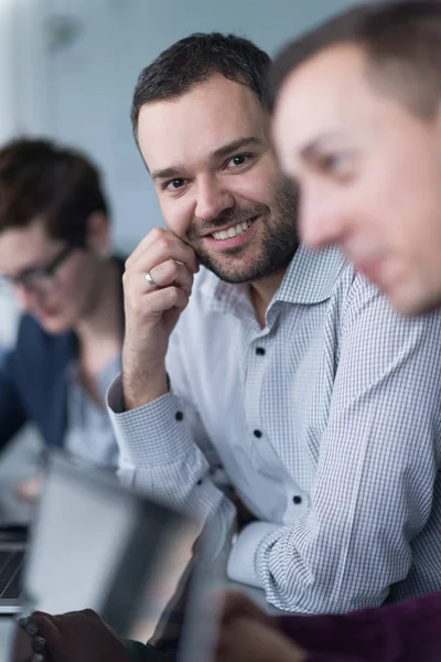 Gruppe Von Geschäftsleuten Diskutiert Businessplan Büro — Stockfoto