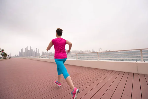 Vrouw wordt uitgevoerd op de promenade — Stockfoto